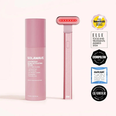 Il kit Solawave Rose Gold 4-in-1 Red Light Therapy Wand & Activating Serum migliora il Radiant Renewal con la terapia a luce rossa ringiovanente. I badge dei premi Womens Health, Elle, Cosmopolitan, Marie Claire e Glamour sono visualizzati sul lato destro.