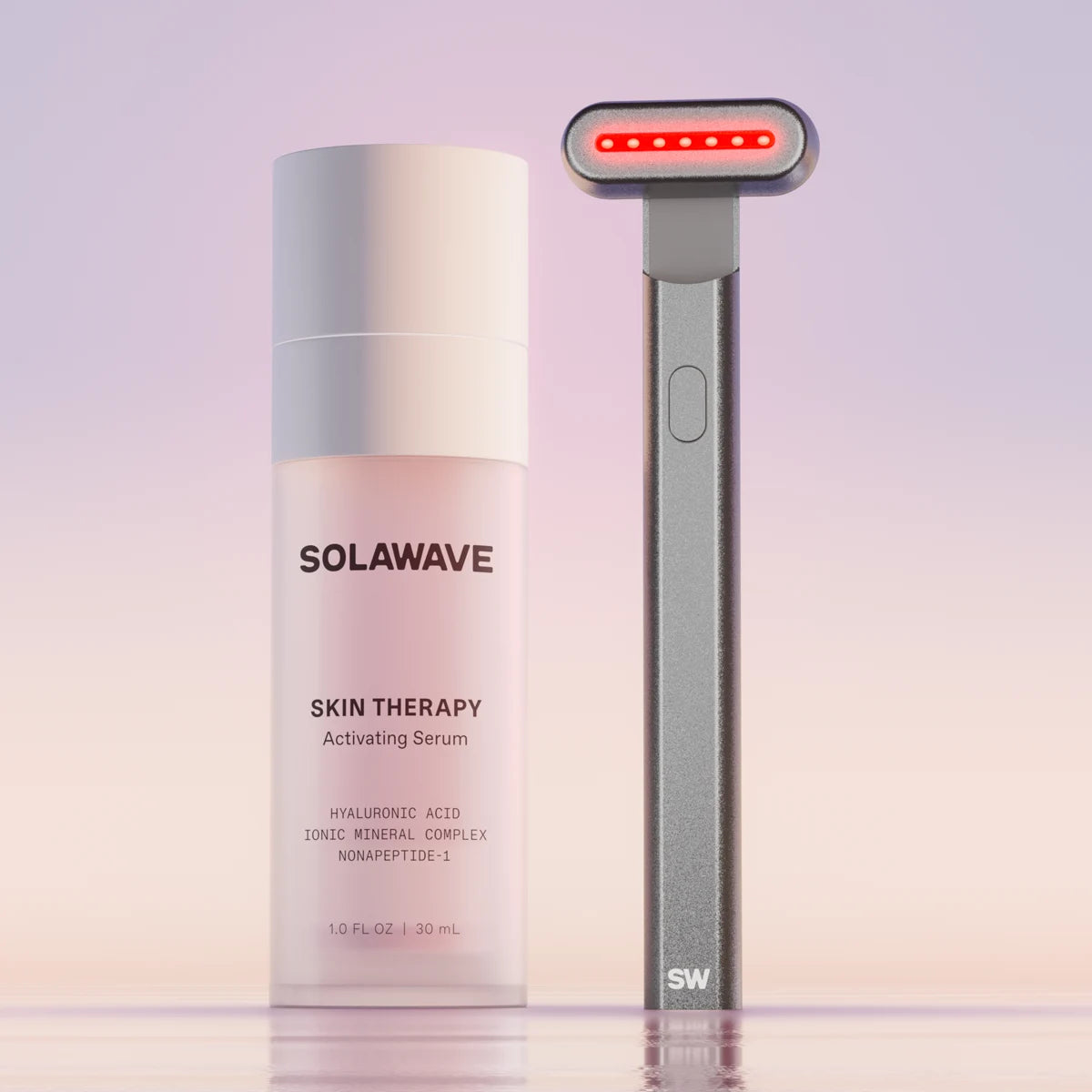 In mostra il kit Solawaves 4-in-1 Red Light Therapy Skincare Wand & Activating Serum, con una bacchetta di carbone ideale per la terapia. Il fondale brilla di rosa e viola pastello.